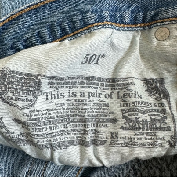 LEVI'S 501 High Rise Womens Denim Shorts Quiet Riot Medium Wash Distressed 31 - Picture 10 of 13